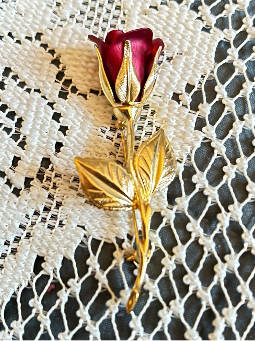 Gold-Tone Red Rose Brooch Pin - Elegant Floral Jewelry